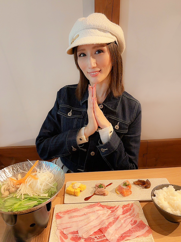 昼食は美味しいお料理を一緒にいただきます🍴