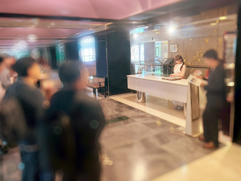 これからルームキーをお客様に渡します