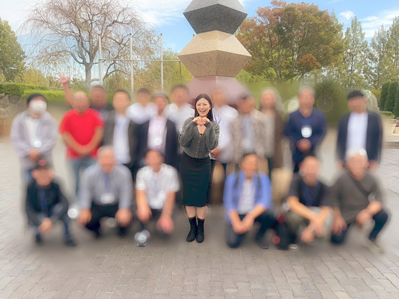 ホテルに到着！ホテル前で集合写真を撮ります(お客様特典)